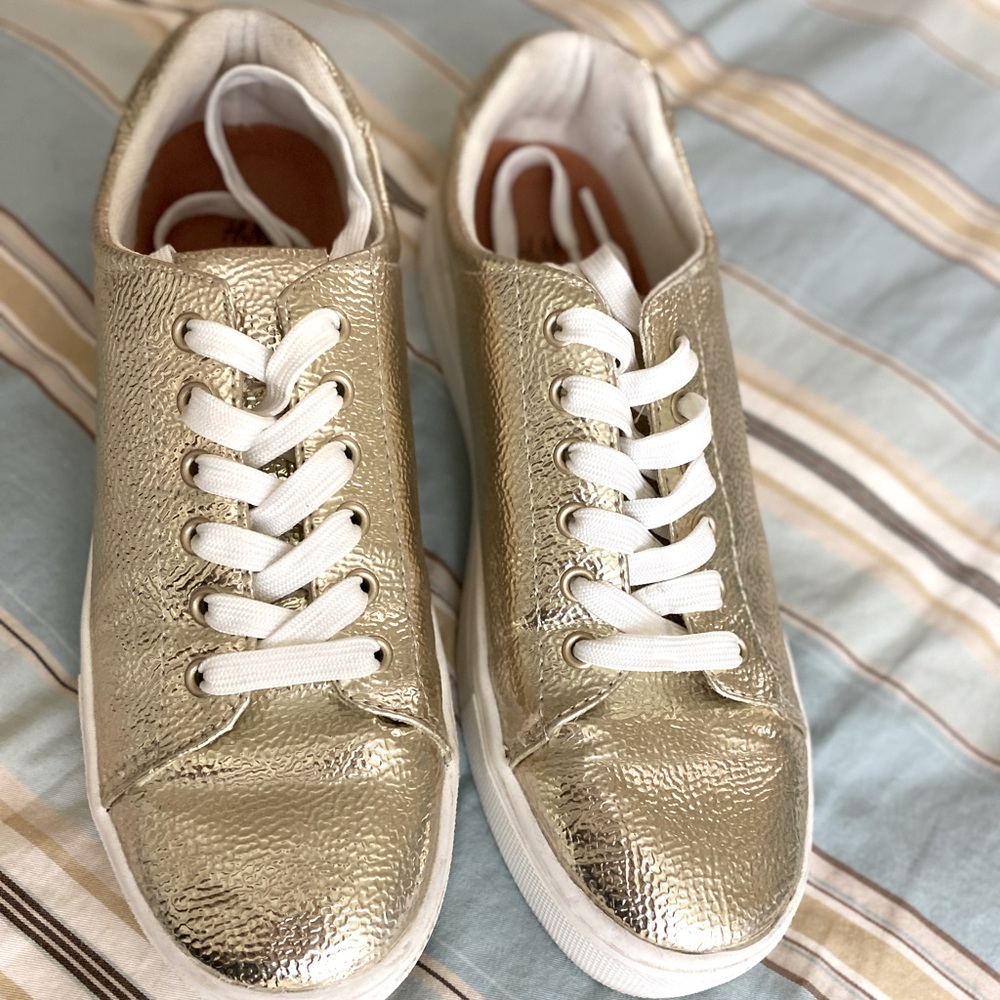 Gold shoes- great with anything Lilly Pulitzer!
